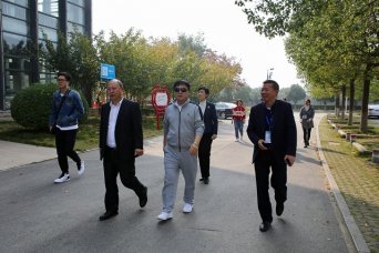 11月8日，湖北省体育局党组成员、副局长骆启义一行莅临荆门市生态运动公园调研全民健身体育场地。 
