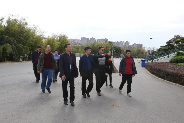 11月13日，市文化和旅游局长鲁海兵一行检查市生态运动公园创城工作